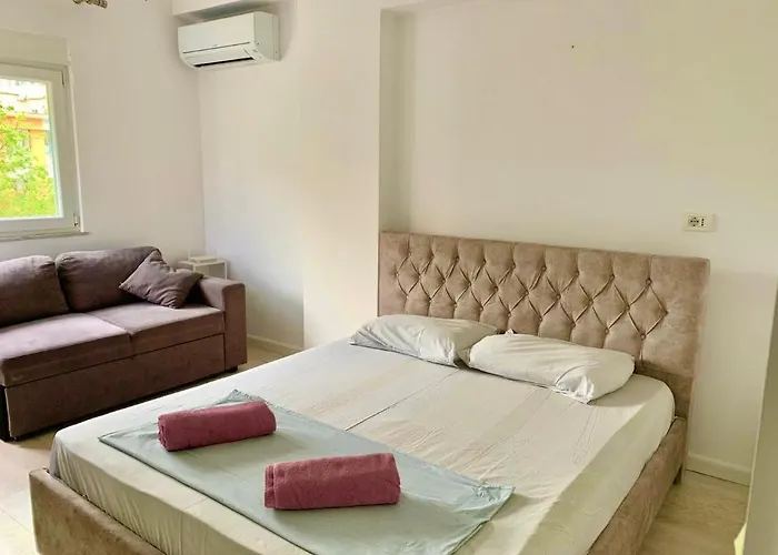Lägenhet Cozy Studio In Bllok Prime Location & Fast Wifi Tirana